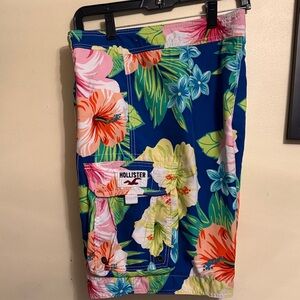 Hollister Men's Tropical Floral Cargo Shorts